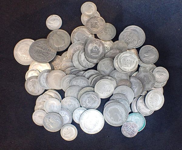 A 1928 GEORGE V HALF CROWN