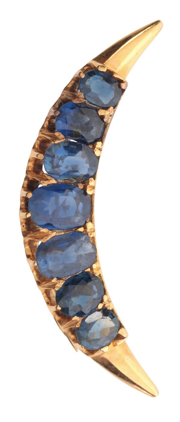 A SAPPHIRE CRESCENT BROOCH