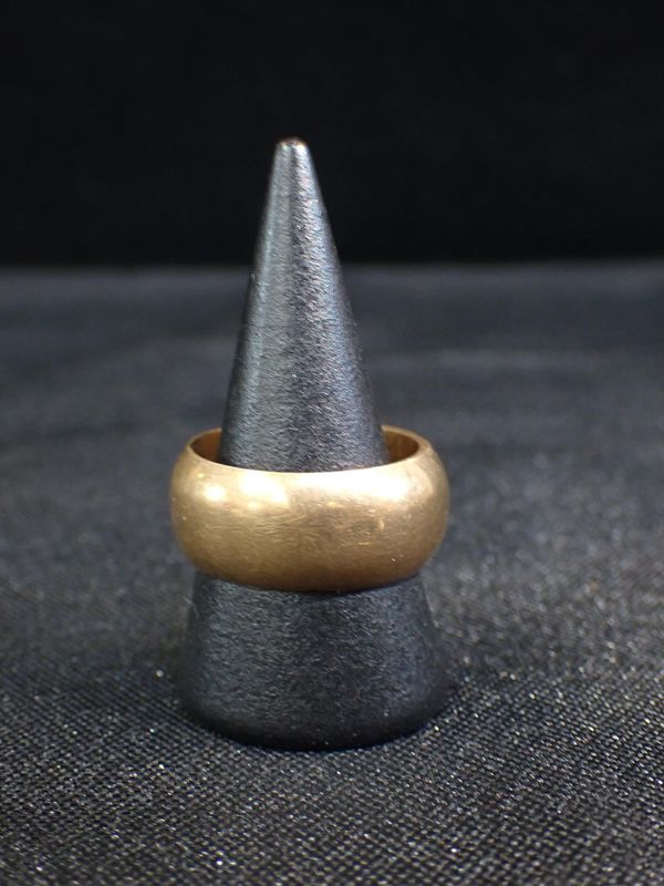 A GOLD COLOURED METAL WEDDING BAND