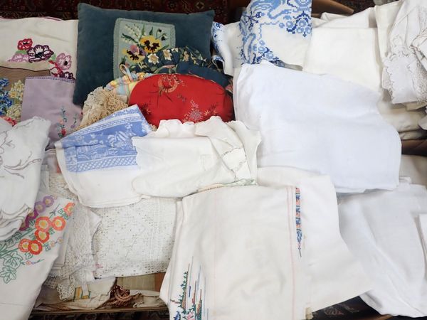 A QUANTITY OF VINTAGE TABLE AND BED LINENS