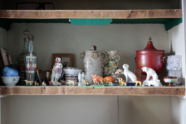 A CURATED COLLECTION OF ANIMAL FIGURES AND OTHER ITEMS