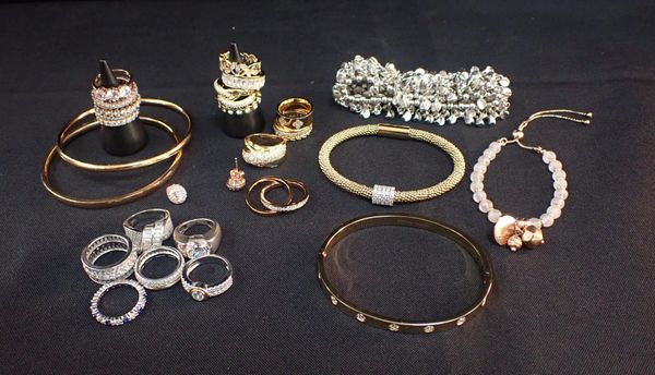 A COLLECTION OF COSTUME JEWELLERY