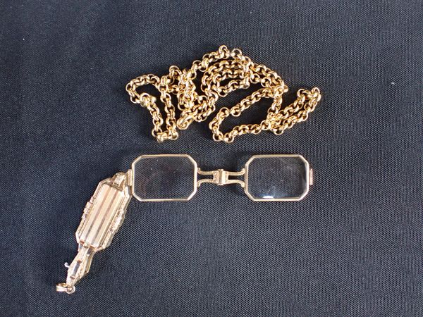 A VINTAGE FOLDING LORGNETTE PENDANT