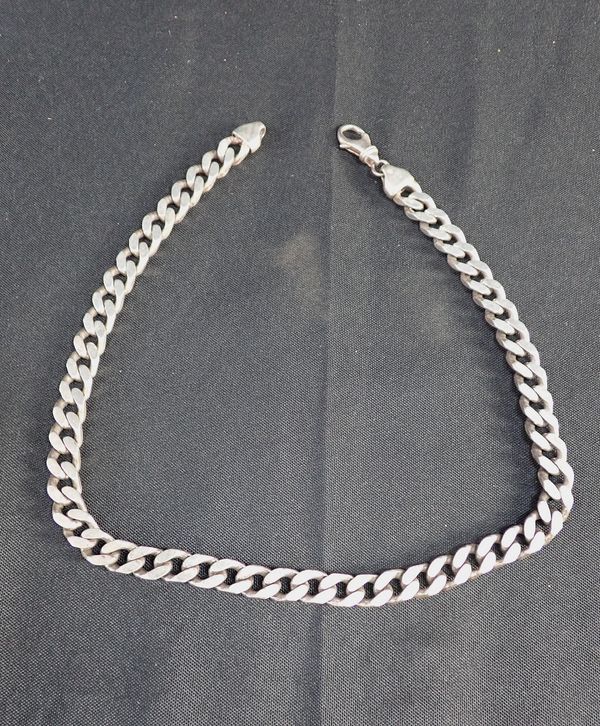 A SILVER CUBAN LINK NECKLACE