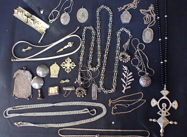 A COLLECTION OF ASIAN AND OTHER JEWELLERY