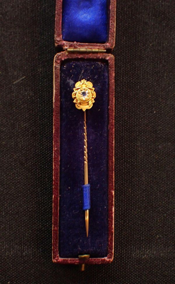 A VICTORIAN 15ct GOLD STICK PIN