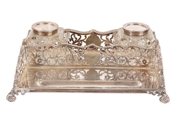 AN EDWARDIAN SILVER INKSTAND BY CHARLES BOYTON & SON LTD