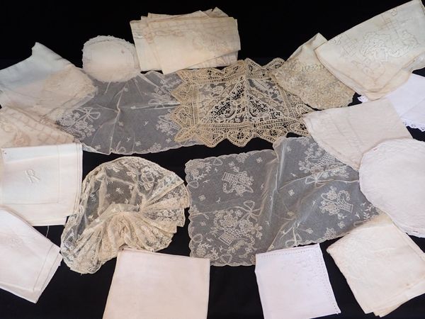 A COLLECTION OF OLD LINEN AND LACE