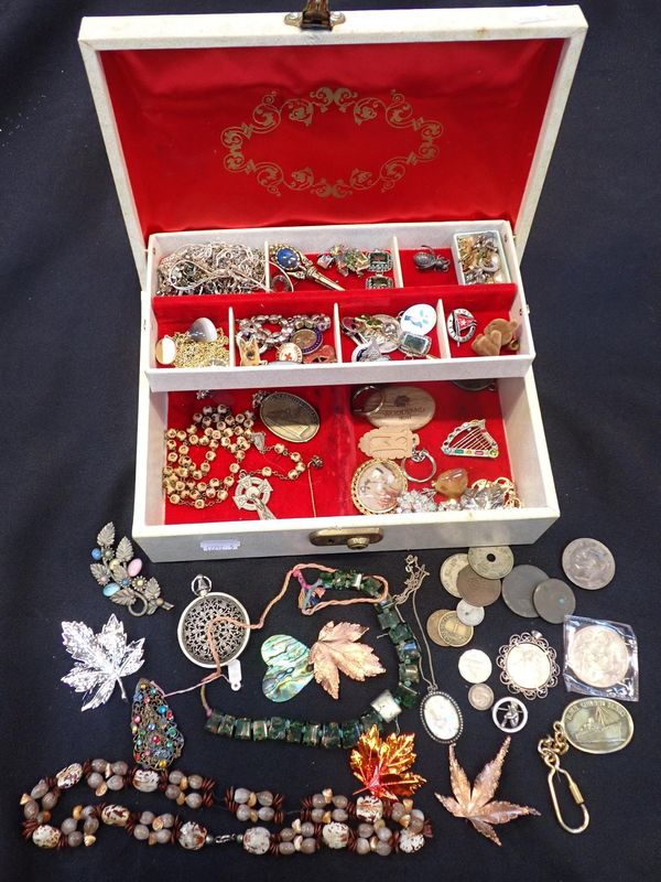 A QUANTITY OF COSTUME JEWELLERY