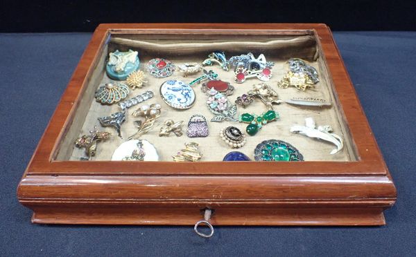 A COLLECTION OF BROOCHES, CASED