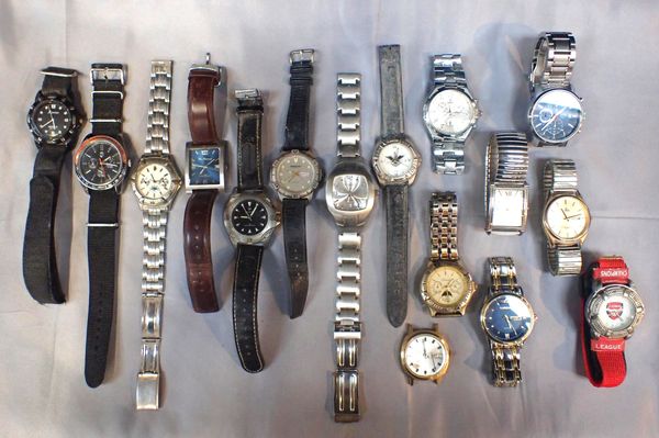 A QUANTITY OF WRISTWATCHES