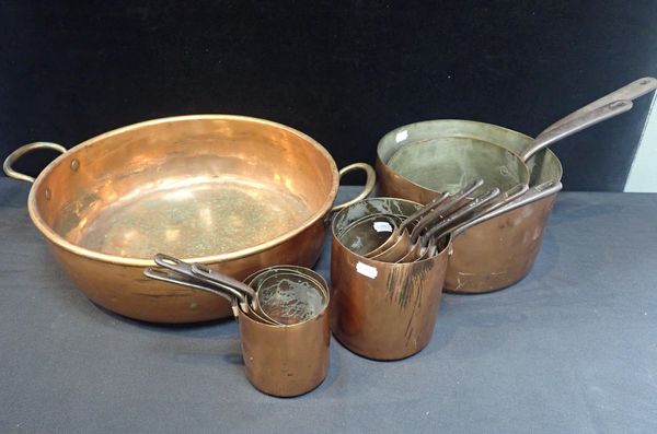 A SET OF 19th CENTURY GRADUATED COPPER PANS