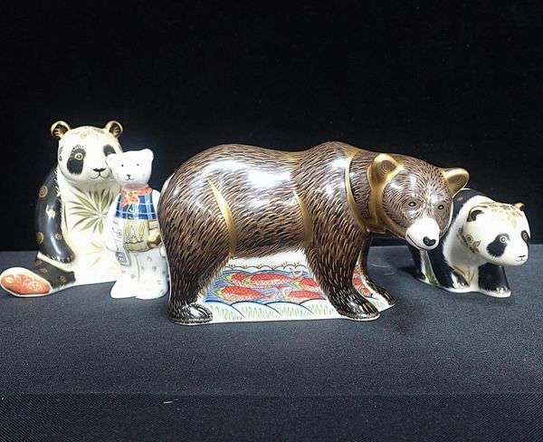 A ROYAL CROWN DERBY PORCELAIN GRIZZLY BEAR