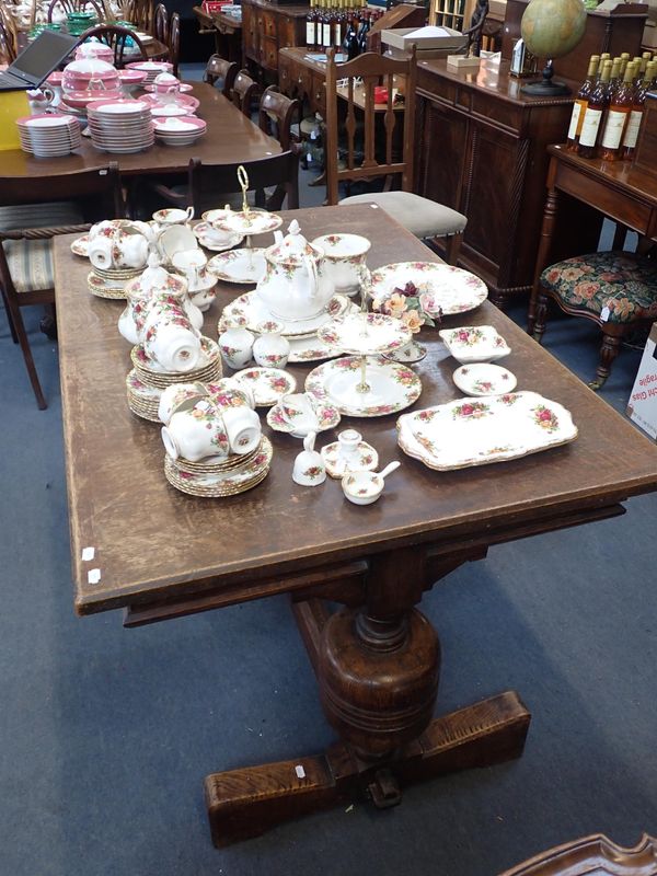 AN OAK EXTENDING DINING TABLE