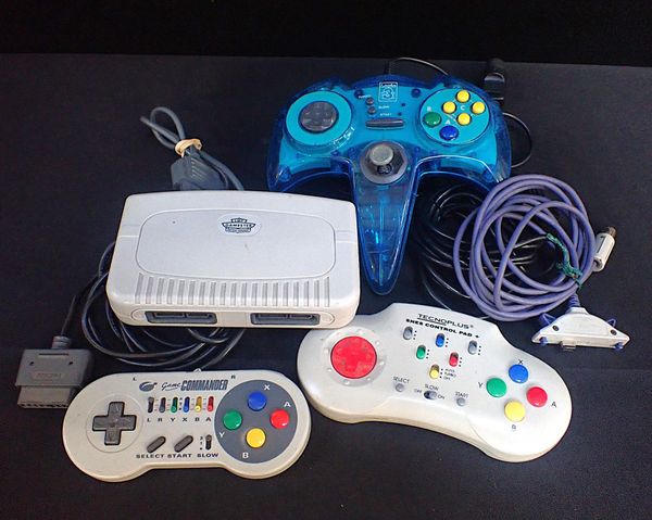 'SUPER NINTENDO' CONSOLE CONTROLLERS