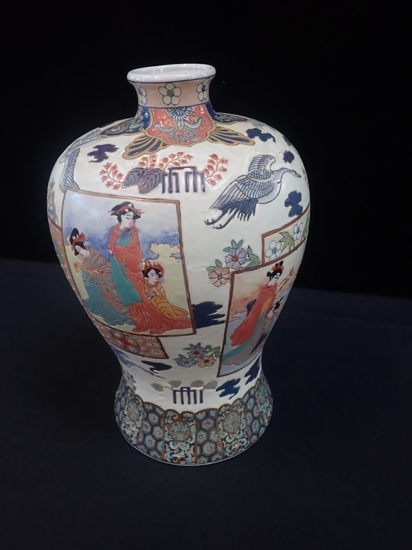 A LARGE JAPANESE MEI PING SHAPE VASE