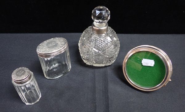 A ROUND SILVER PHOTOGRAPH FRAME