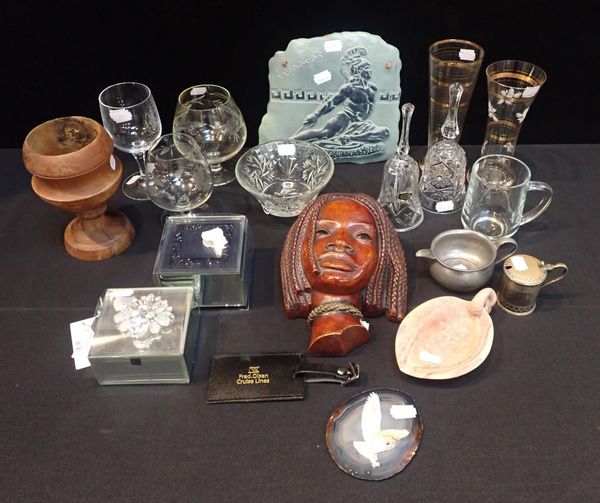 A COLLECTION OF GLASSWARE