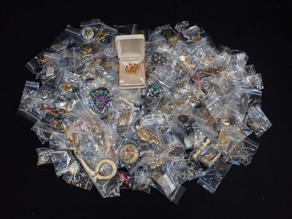 A QUANTITY OF COSTUME BROOCHES