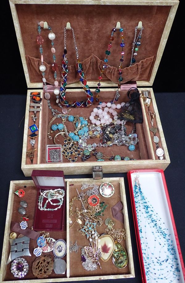 A COLLECTION OF COSTUME JEWELLERY