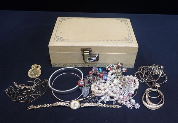 A COLLECTION OF COSTUME JEWELLERY