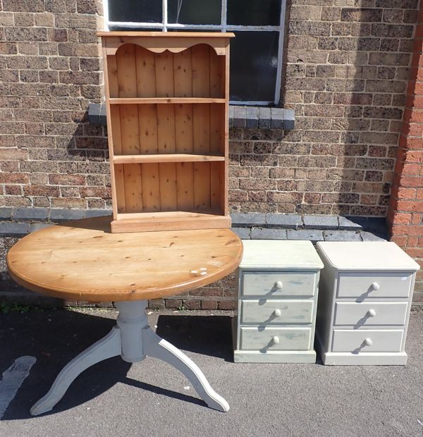 A CIRCULAR PINE KITCHEN TABLE