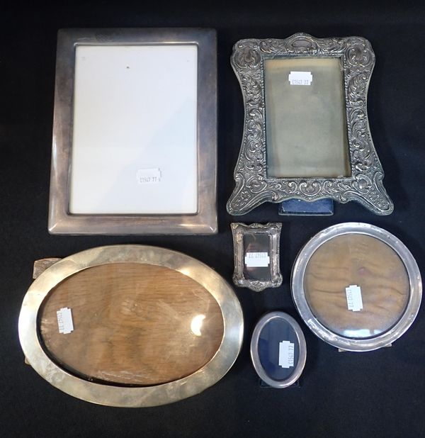 A GROUP OF SILVER AND WHITE METAL PICTURE FRAMES