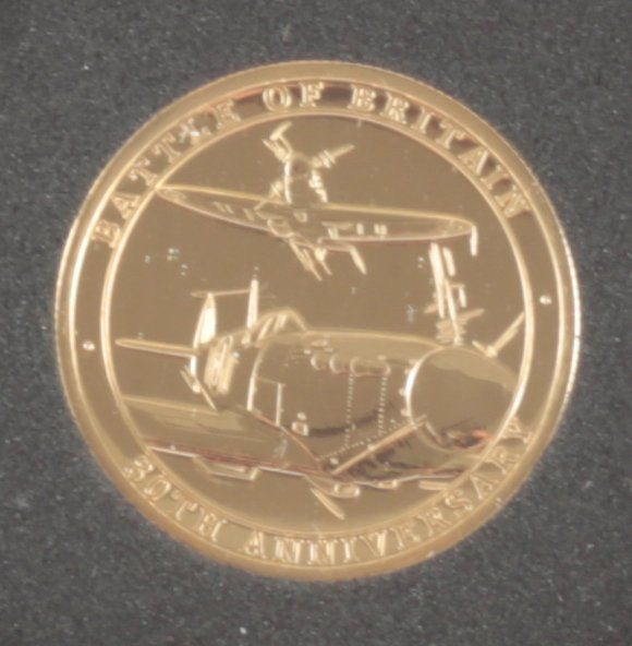 A QUEEN ELIZABETH II "80TH ANNIVERSARY OF THE BATTLE OF BRITAIN" SOVEREIGN STYLE 9CT GOLD COIN