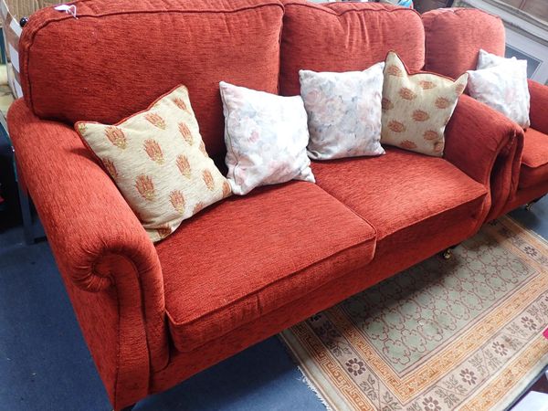 A PARKER KNOLL SOFA, OF TRADITIONAL STYLE