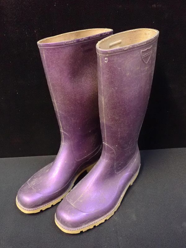 BIBA: A PAIR OF PURPLE METALLIC 'MELLI' WELLINGTON BOOTS