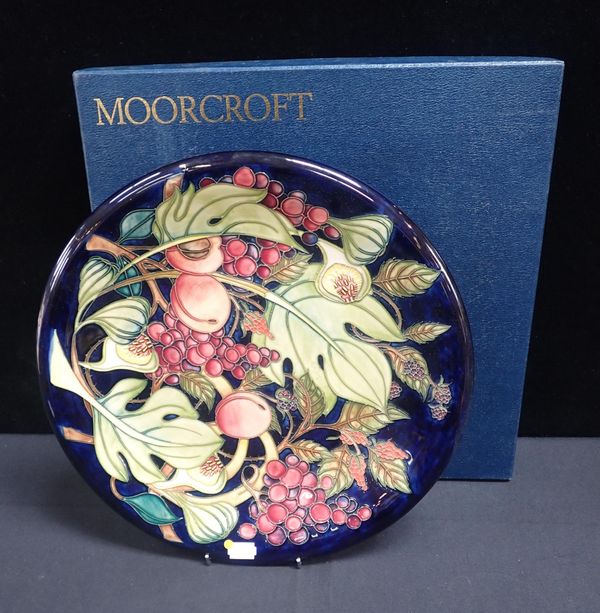 MOORCROFT: A  QUEEN'S CHOICE PATTERN CHARGER
