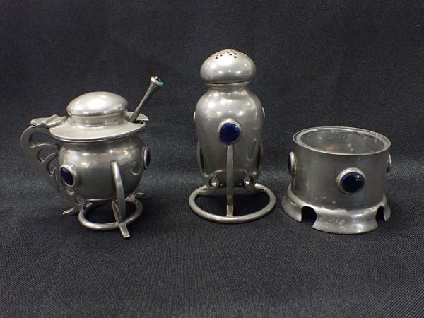 AN EDWARDIAN PEWTER THREE PIECE CRUET OF ART NOUVEAU STYLE