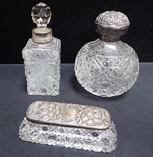 A SILVER-TOPPED CUT GLASS SCENT BOTTLE