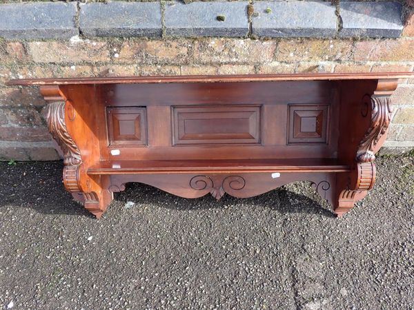 A VICTORIAN MAHOGANY HANGING SHELF