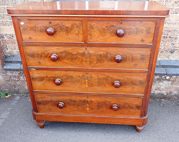 A VICTORIAN MAHOGANY CHEST OF DRAWERS