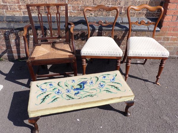 AN EARLY 19th CENTURY COUNTRY OAK ARMCHAIR