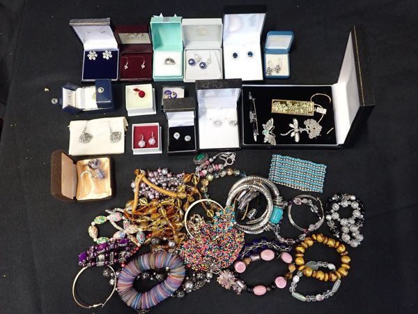 A COLLECTION OF COSTUME AND SILVER JEWELLERY