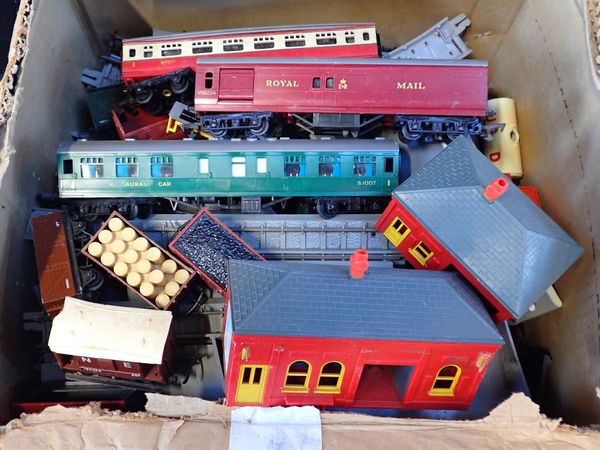 COLLECTION OF TRIANG 00 GAUGE TRAINS