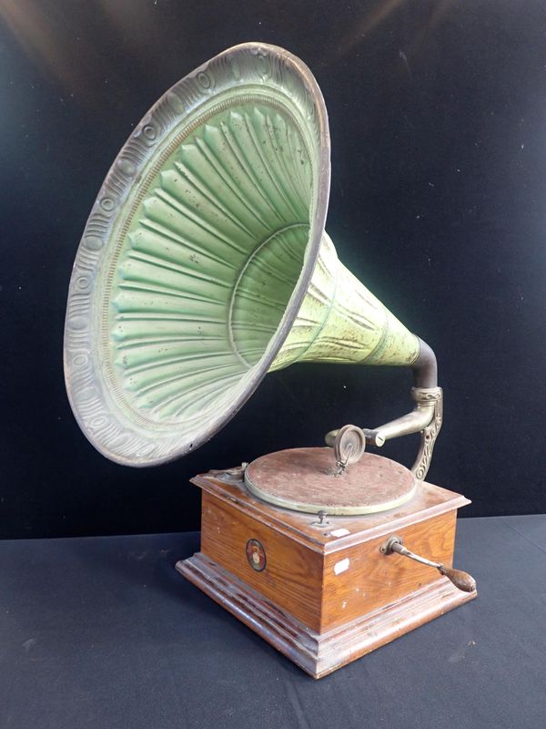 A BELTONA HORN GRAMOPHONE