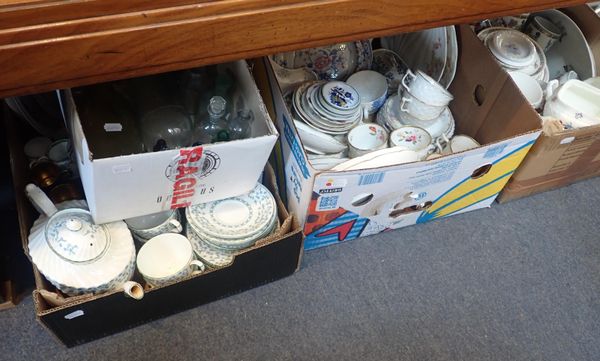 A LARGE COLLECTION OF DOMESTIC CERAMICS AND GLASSWARE