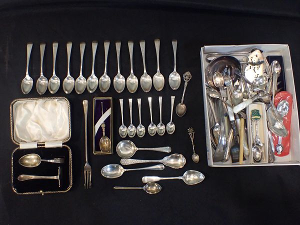 A GEORGE V SILVER CHILDS SPOON AND PUSHER, CASED