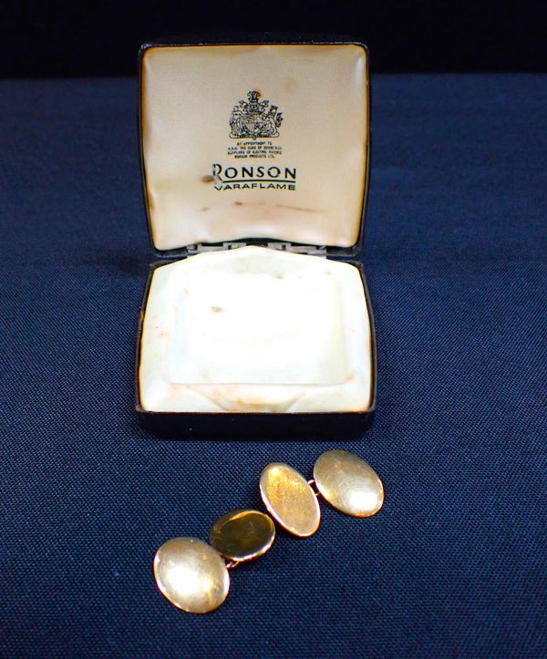 A PAIR OF 18ct GOLD PLAIN OVAL CUFFLINKS