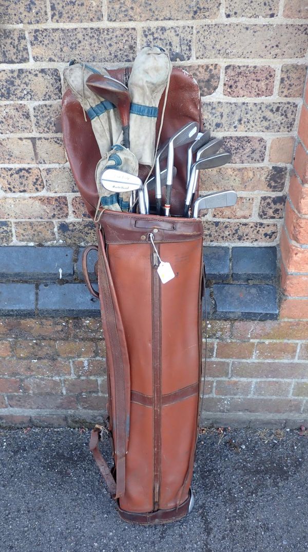 A SET OF VINTAGE JOHN LETTERS 'FRED DALY' GOLF CLUBS