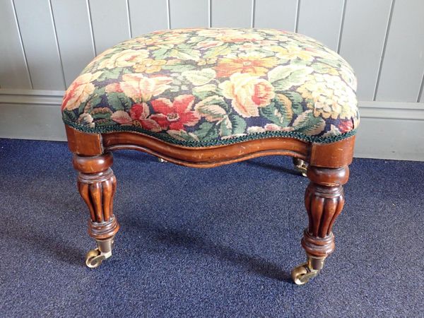 A VICTORIAN MAHOGANY FOOTSTOOL