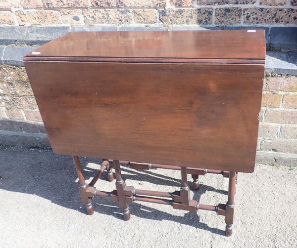 AN EDWARDIAN MAHOGANY SPIDER-LEG TABLE
