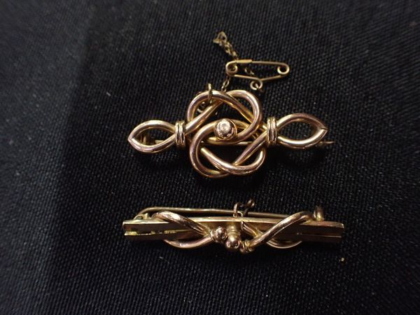 A VICTORIAN 9CT GOLD BAR BROOCH