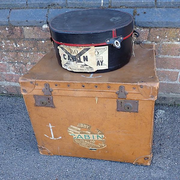 AN EARLY 20th CENTURY TRAVELLING HATBOX