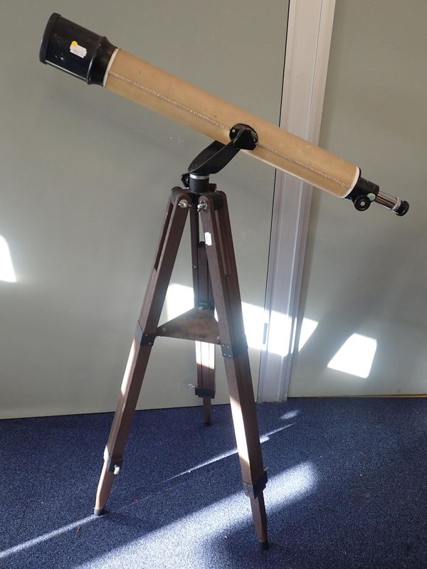 A SOLUS JAPANESE TELESCOPE AND TRIPOD