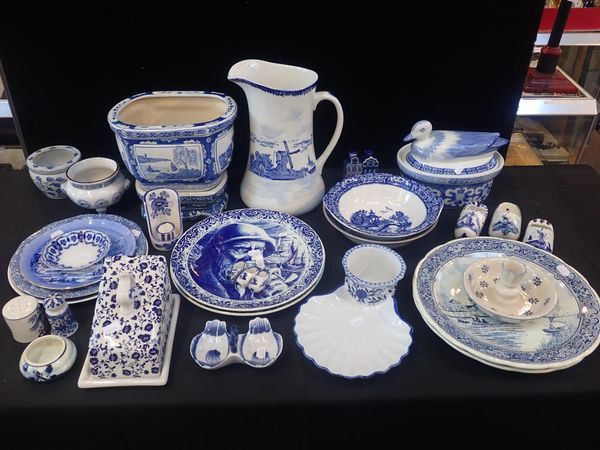 A COLLECTION OF BLUE AND WHITE WARES