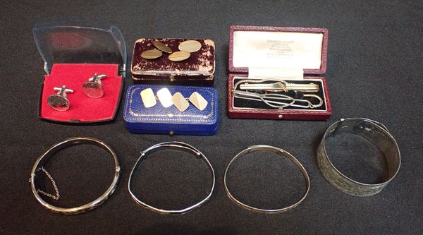 A COLLECTION OF JEWELLERY